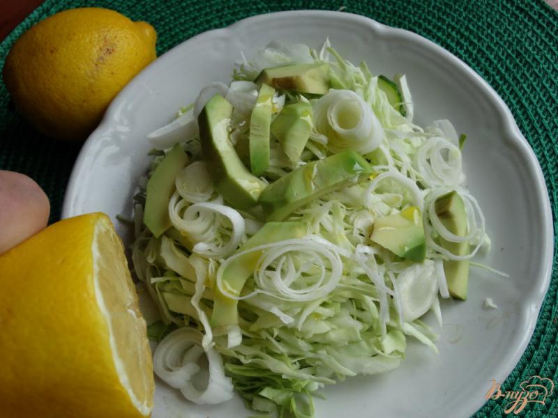 Фото приготовление рецепта: Зеленый салат с овощами и авокадо шаг №6