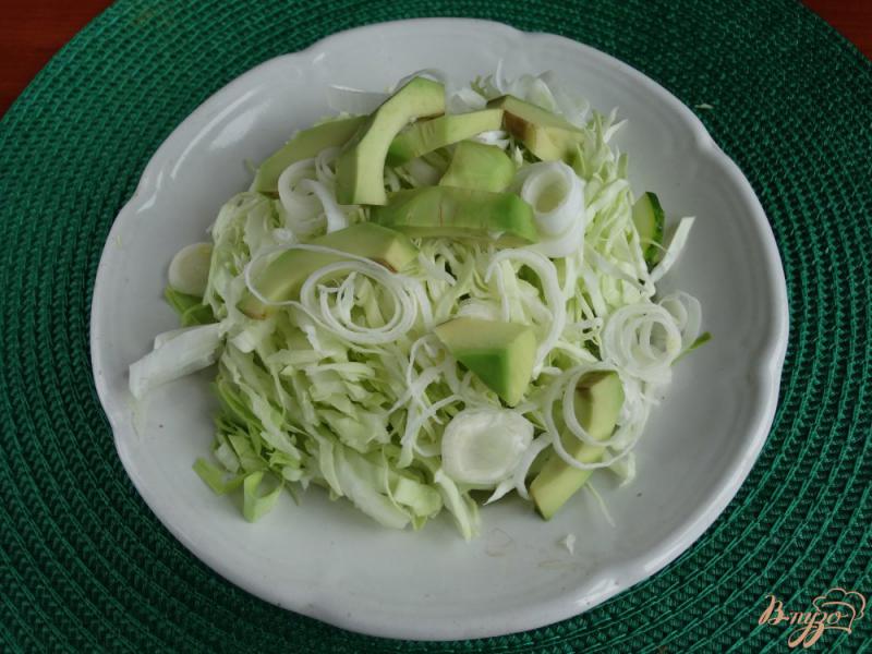Фото приготовление рецепта: Зеленый салат с овощами и авокадо шаг №4