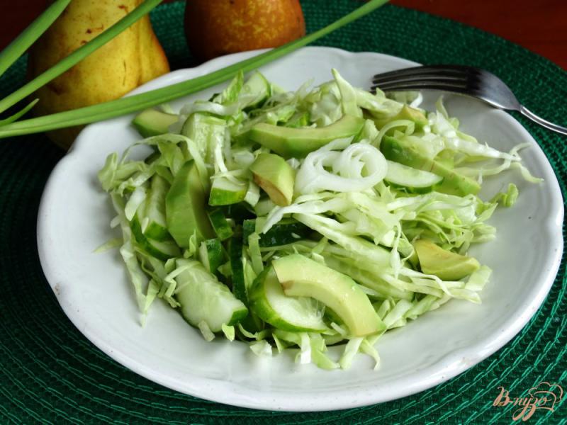 Фото приготовление рецепта: Зеленый салат с овощами и авокадо шаг №7