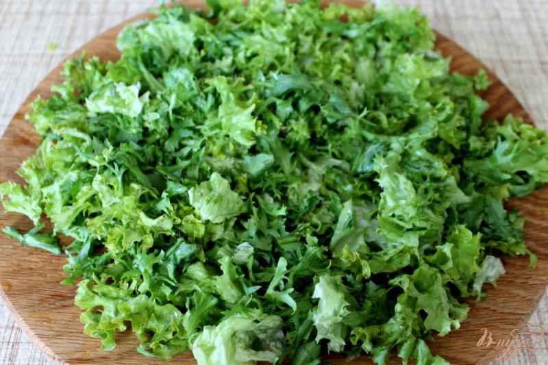 Фото приготовление рецепта: Зеленый салат с брынзой и гренками шаг №4