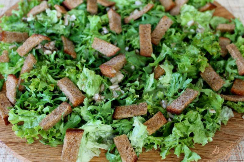 Фото приготовление рецепта: Зеленый салат с брынзой и гренками шаг №5