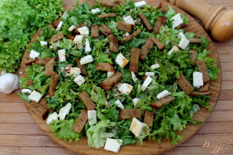 Фото приготовление рецепта: Зеленый салат с брынзой и гренками шаг №7