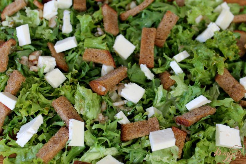 Фото приготовление рецепта: Зеленый салат с брынзой и гренками шаг №6