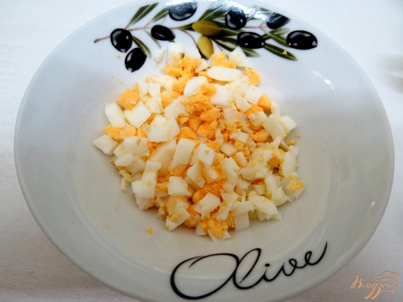 Фото приготовление рецепта: Салат из свеклы, яиц и твёрдого сыра. шаг №2