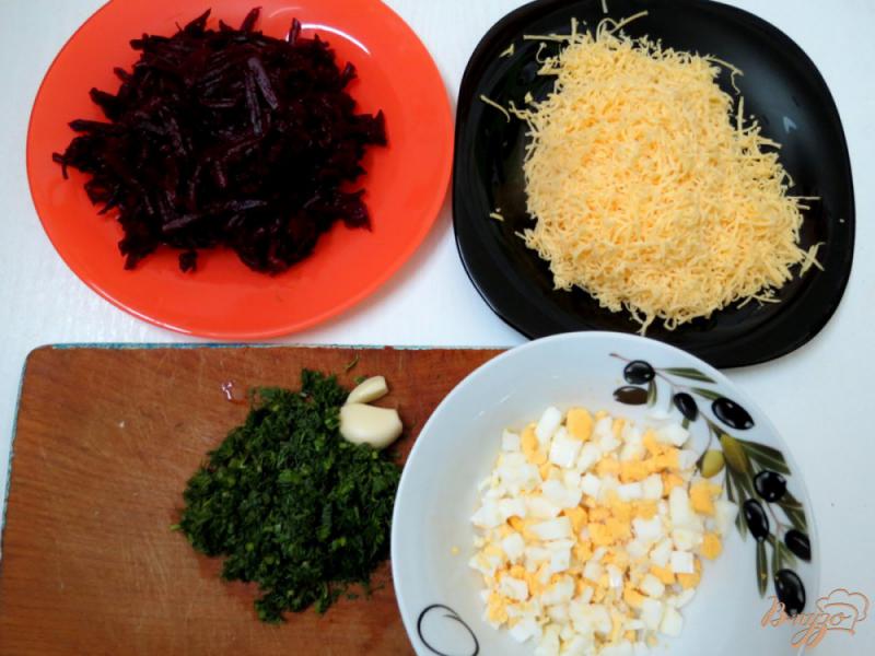 Фото приготовление рецепта: Салат из свеклы, яиц и твёрдого сыра. шаг №3