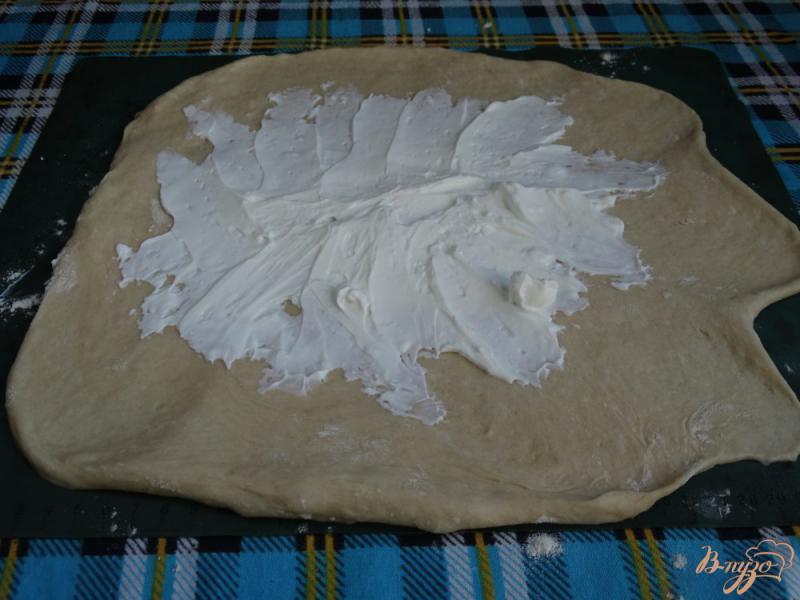 Фото приготовление рецепта: Открытый пирог с клубникой и сливочным сыром шаг №3