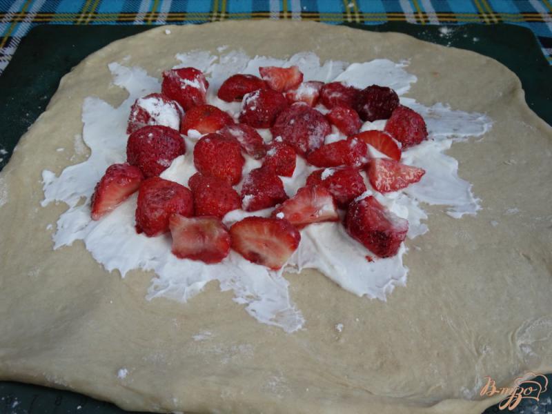 Фото приготовление рецепта: Открытый пирог с клубникой и сливочным сыром шаг №6