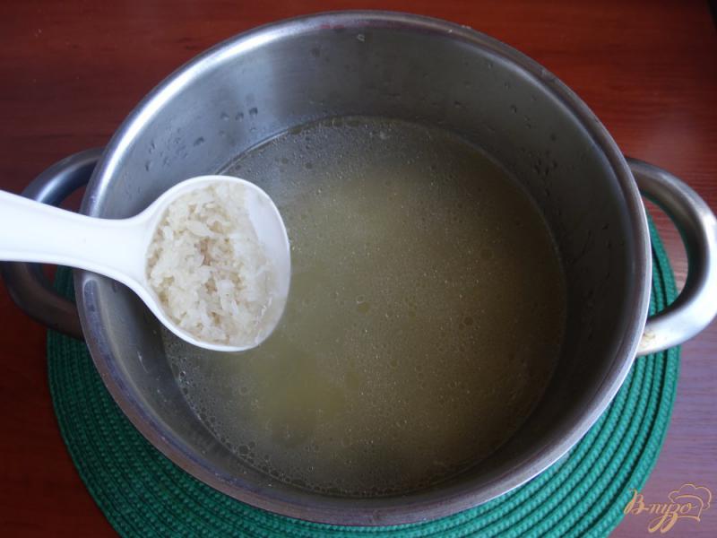 Фото приготовление рецепта: Куриный суп с шампиньонами и рисом шаг №3