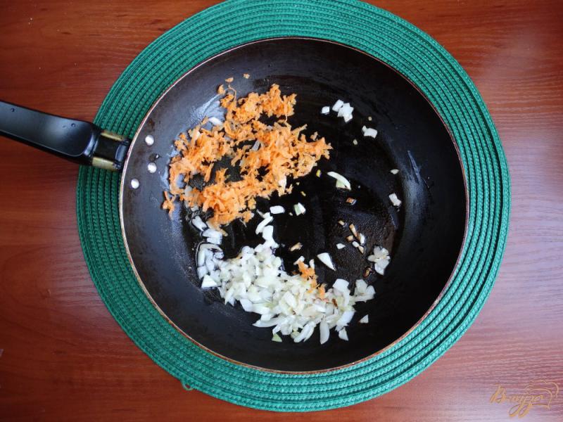 Фото приготовление рецепта: Куриный суп с шампиньонами и рисом шаг №5