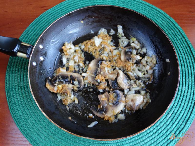 Фото приготовление рецепта: Куриный суп с шампиньонами и рисом шаг №7