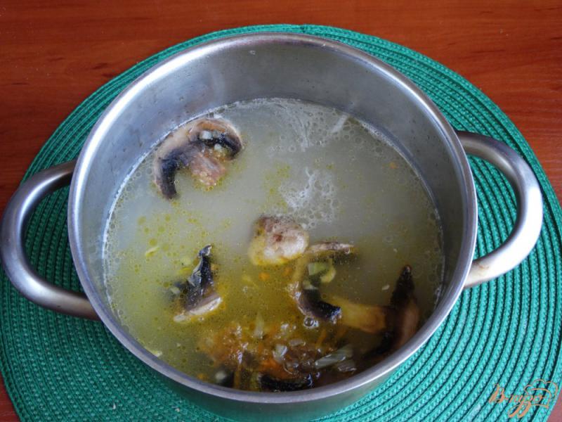 Фото приготовление рецепта: Куриный суп с шампиньонами и рисом шаг №9
