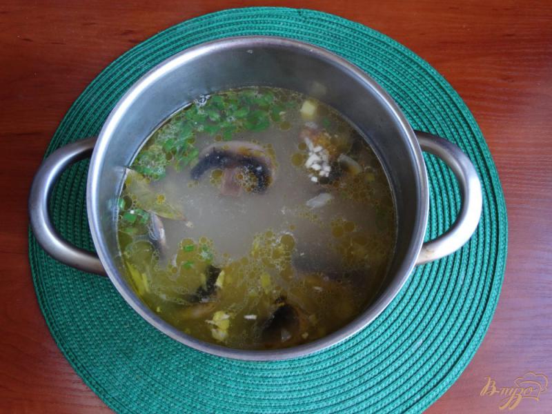 Фото приготовление рецепта: Куриный суп с шампиньонами и рисом шаг №10