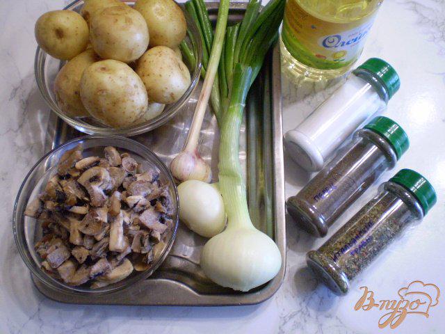 Фото приготовление рецепта: Молодой картофель с шампиньонами и луком шаг №1
