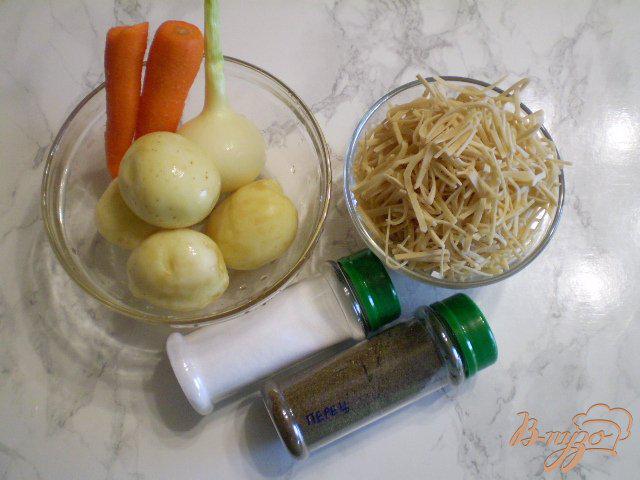 Фото приготовление рецепта: Суп из молодых овощей и домашней лапши шаг №1