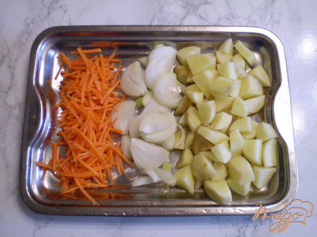 Фото приготовление рецепта: Суп из молодых овощей и домашней лапши шаг №2