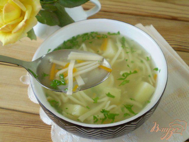 Фото приготовление рецепта: Суп из молодых овощей и домашней лапши шаг №6