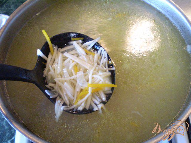 Фото приготовление рецепта: Суп из молодых овощей и домашней лапши шаг №5