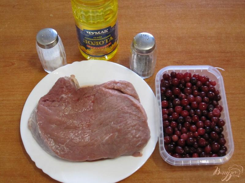 Фото приготовление рецепта: Говядина с ягодами клюквы шаг №1
