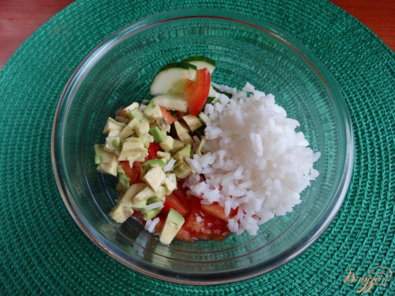 Фото приготовление рецепта: Салат с авокадо и рисом шаг №3