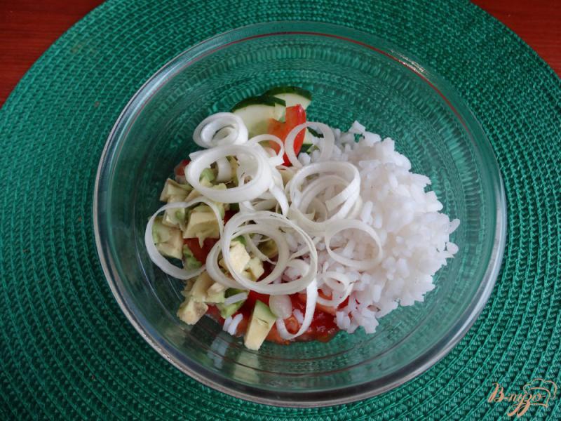Фото приготовление рецепта: Салат с авокадо и рисом шаг №4