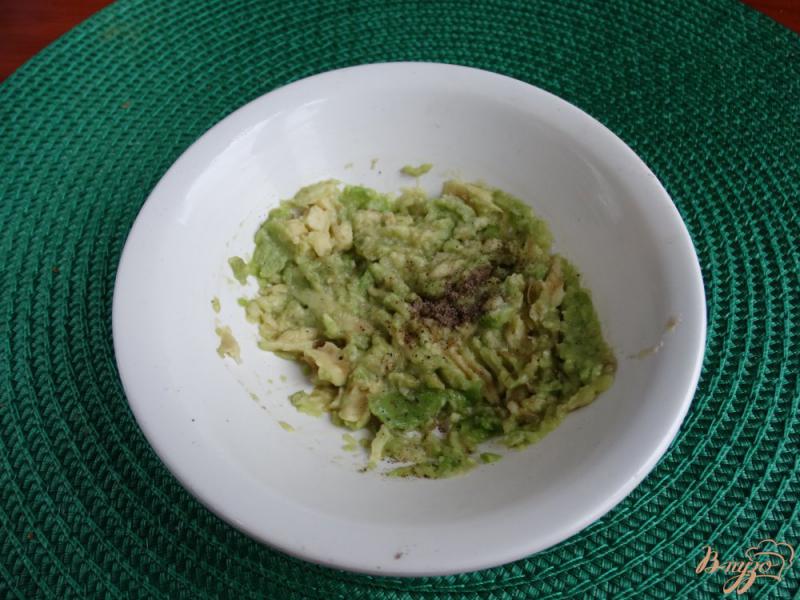 Фото приготовление рецепта: Салат с авокадо и рисом шаг №5