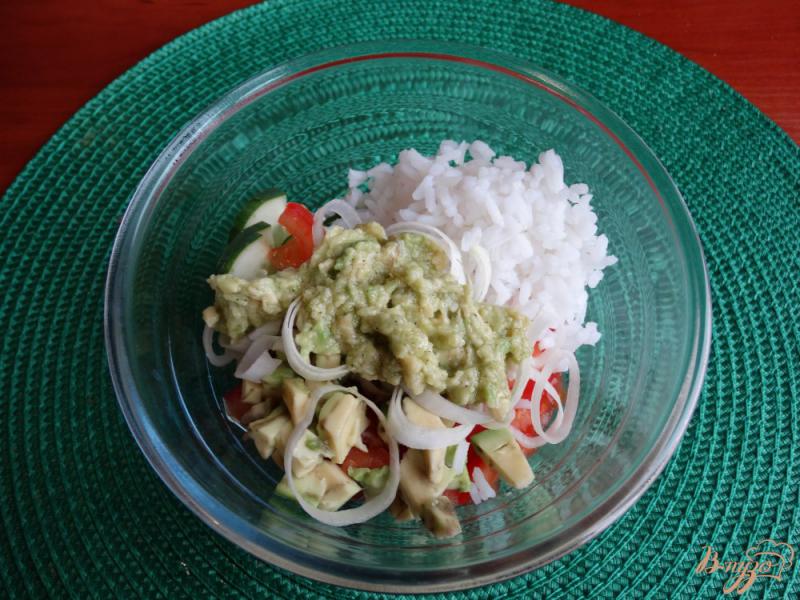 Фото приготовление рецепта: Салат с авокадо и рисом шаг №8