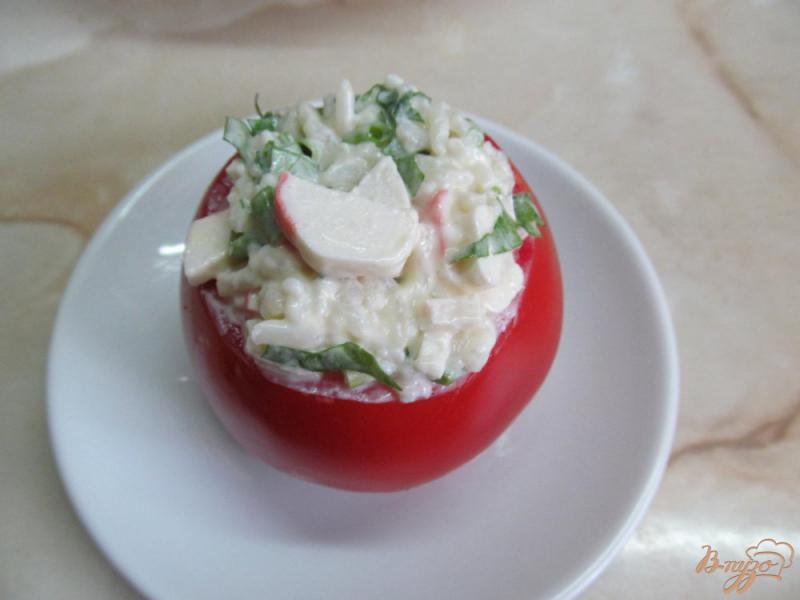 Фото приготовление рецепта: Фаршированные помидоры салатом из крабовых полочек шаг №5