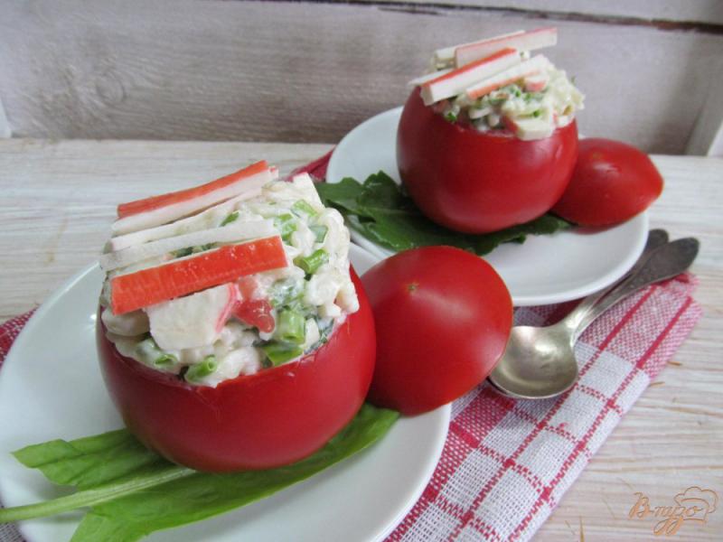Фото приготовление рецепта: Фаршированные помидоры салатом из крабовых полочек шаг №6