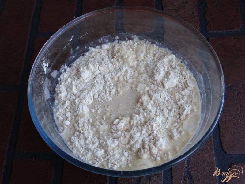 Фото приготовление рецепта: Дрожжевые пирожки со сливами шаг №3
