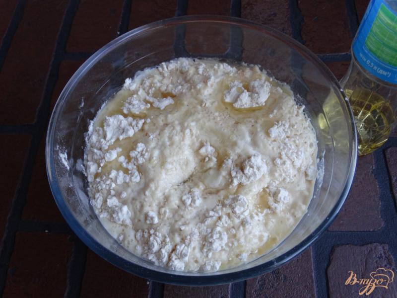 Фото приготовление рецепта: Дрожжевые пирожки со сливами шаг №4