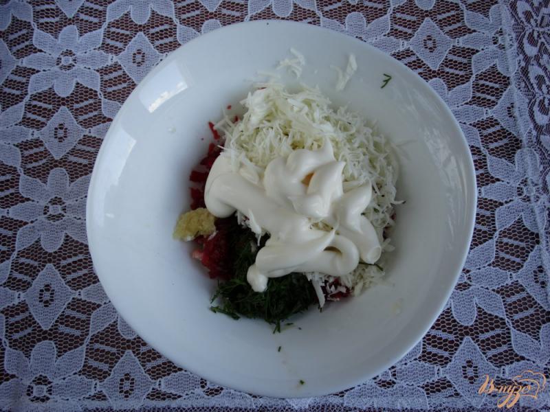 Фото приготовление рецепта: Закуска из лаваша со свеклой и чесноком шаг №4