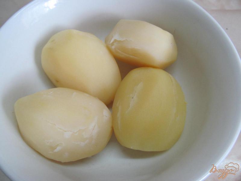 Фото приготовление рецепта: Котлеты из картофеля с зеленым соусом шаг №1