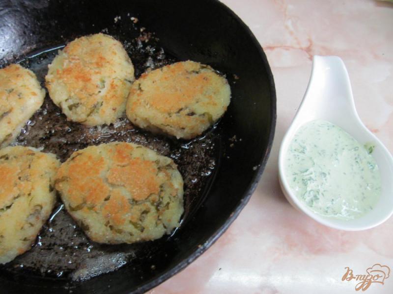 Фото приготовление рецепта: Котлеты из картофеля с зеленым соусом шаг №6