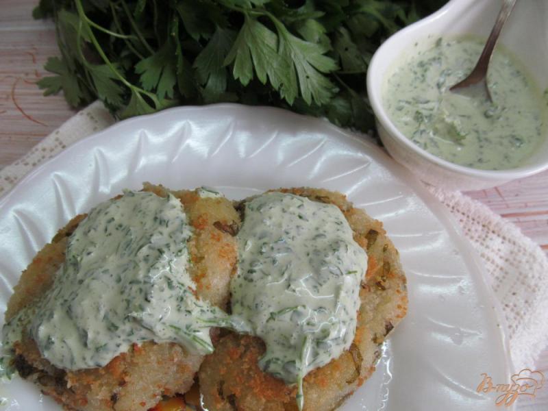 Фото приготовление рецепта: Котлеты из картофеля с зеленым соусом шаг №9