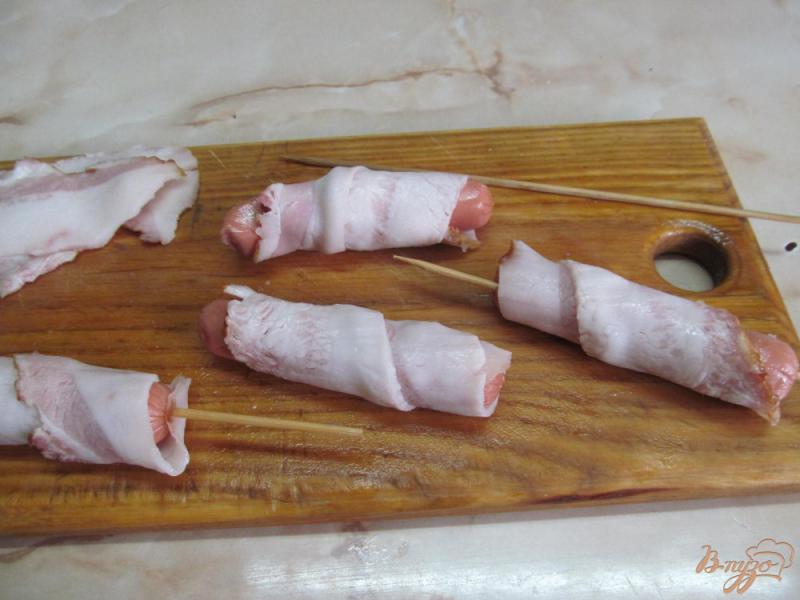Фото приготовление рецепта: Сосиски в беконе шаг №2