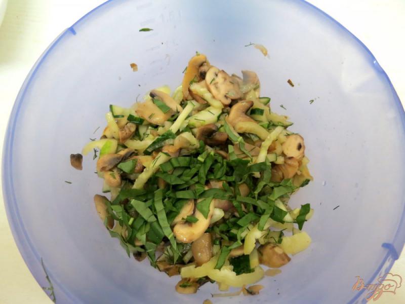Фото приготовление рецепта: Салат из шампиньонов и свежих огурцов шаг №8