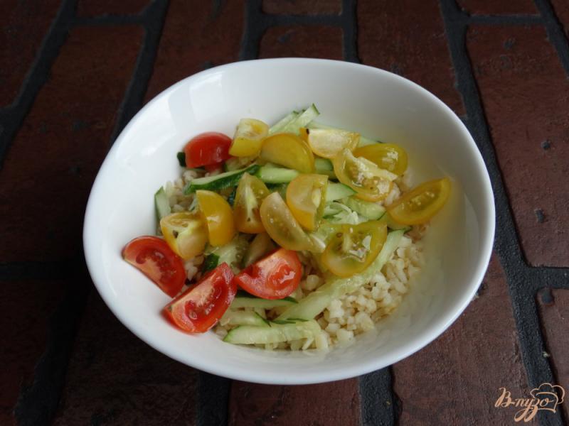 Фото приготовление рецепта: Салат с булгуром овощами и брынзой шаг №3