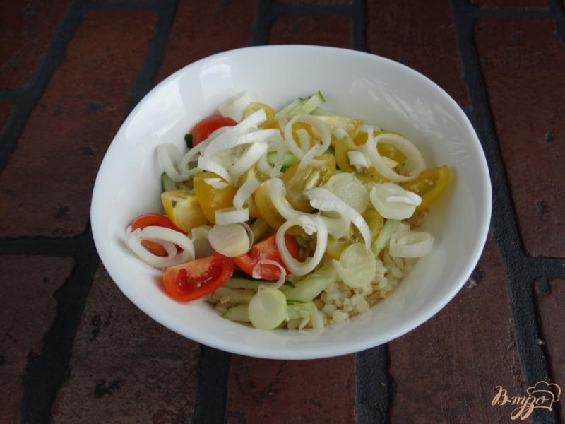 Фото приготовление рецепта: Салат с булгуром овощами и брынзой шаг №4