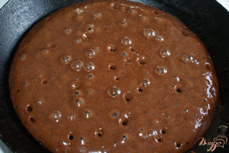 Фото приготовление рецепта: Шоколадный торт на сковороде шаг №3
