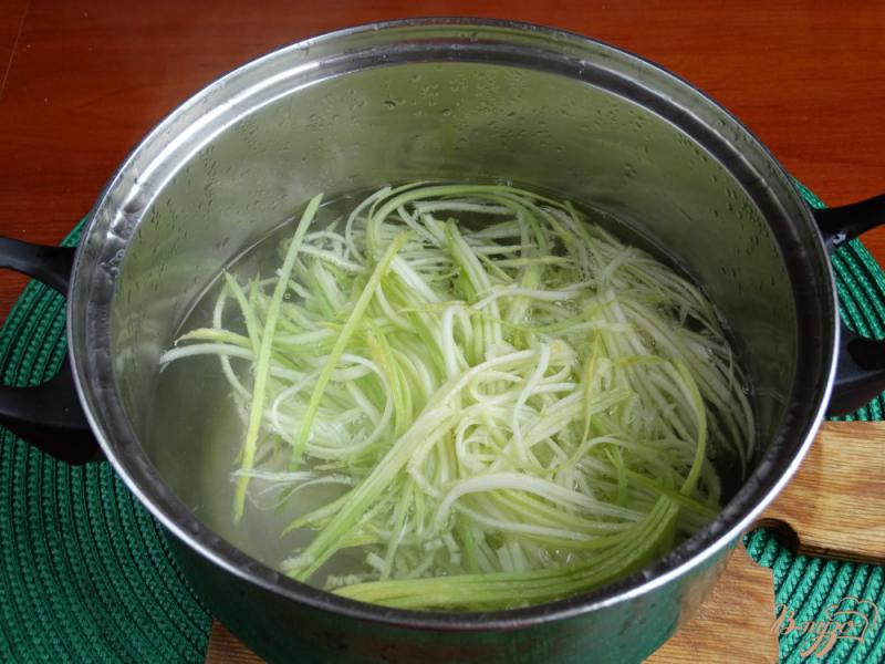 Фото приготовление рецепта: Кабачковые спагетти со сливочным соусом шаг №2