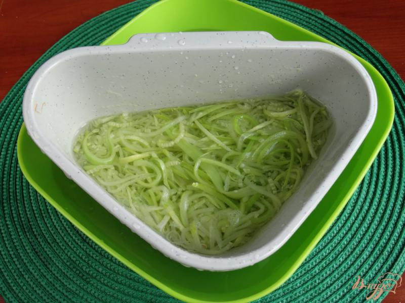 Фото приготовление рецепта: Кабачковые спагетти со сливочным соусом шаг №3