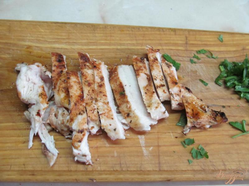 Фото приготовление рецепта: Салат из курицы и пасты шаг №4
