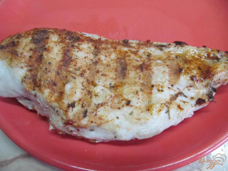 Фото приготовление рецепта: Салат из курицы и пасты шаг №2