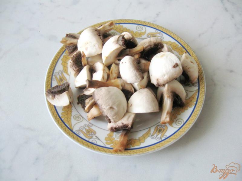 Фото приготовление рецепта: Тёплый салат с грибами и помидорами шаг №1