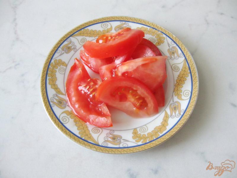 Фото приготовление рецепта: Тёплый салат с грибами и помидорами шаг №3