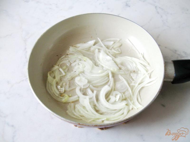 Фото приготовление рецепта: Тёплый салат с грибами и помидорами шаг №5