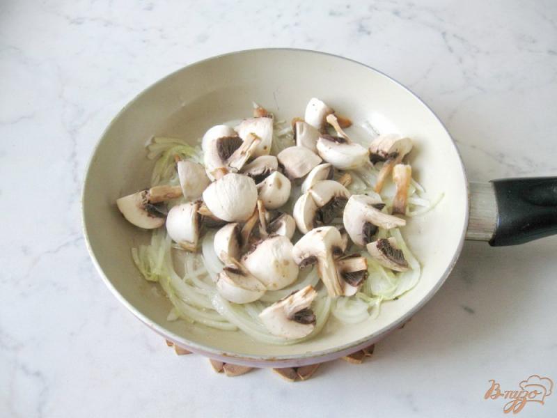 Фото приготовление рецепта: Тёплый салат с грибами и помидорами шаг №6
