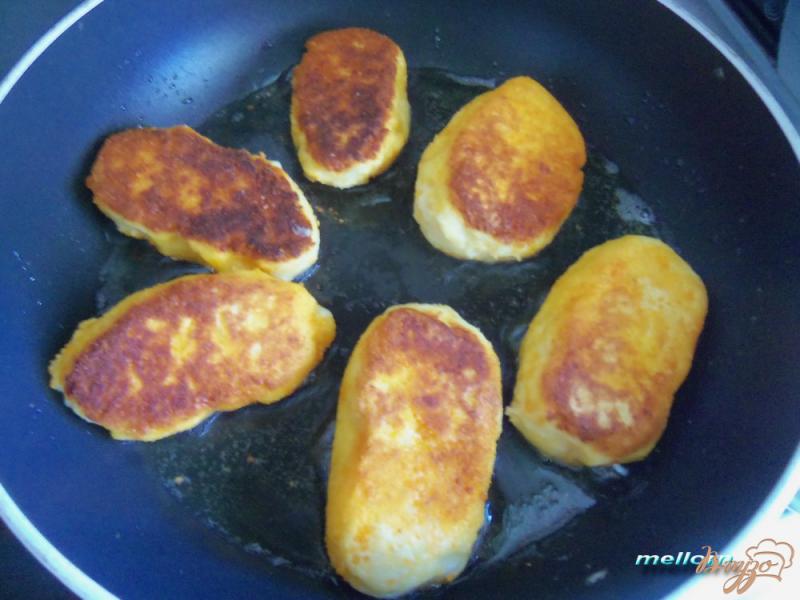 Фото приготовление рецепта: Картофельные котлеты с сыром шаг №4