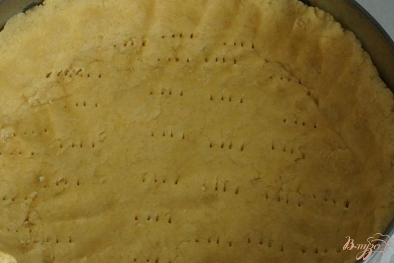 Фото приготовление рецепта: Тирольский пирог с клубникой шаг №15