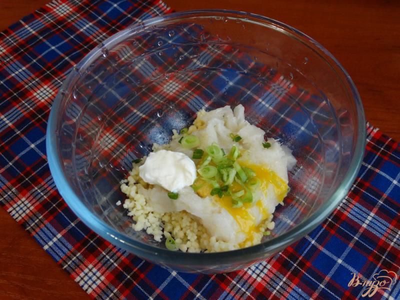 Фото приготовление рецепта: Рыбные кнели с кус-кусом и зеленым луком шаг №5